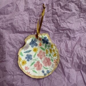 Floral Shell Hanging Ornament in Multicolor